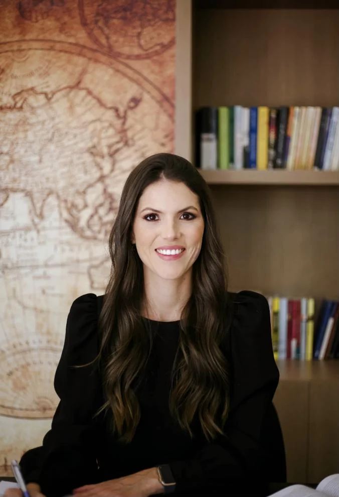 Foto da advogada Camila Renner em seu escritório